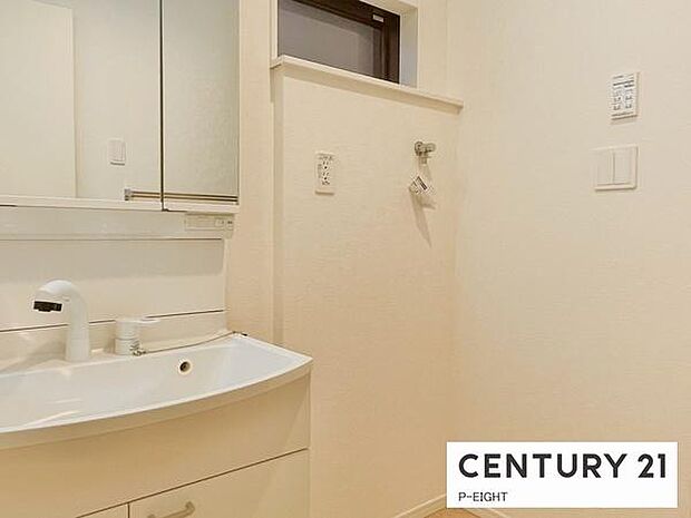 明るい洗面台で身支度ができます!