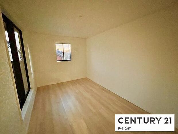 バルコニーに面している明るい洋室です!