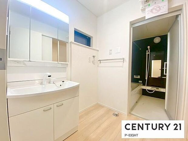 明るい洗面台で身支度ができます！