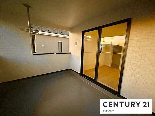 広々としたバルコニーで洗濯物も快適に。