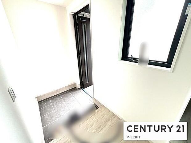 採光のとれた明るい玄関です!