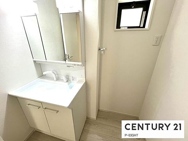 明るい洗面台で身支度ができます!洗濯機を置くスペースもあります!