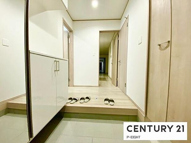 白を基調とした明るい玄関です！