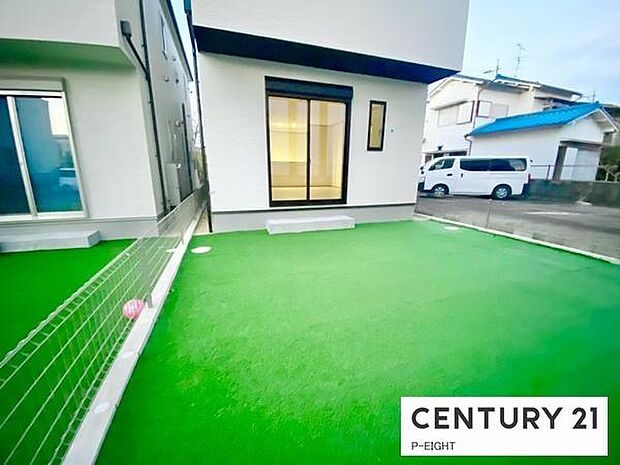 敷地内には自由に使える庭があります！物置もあります！