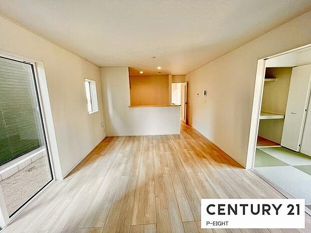 大きな窓から日光が差し込む明るいリビングです！