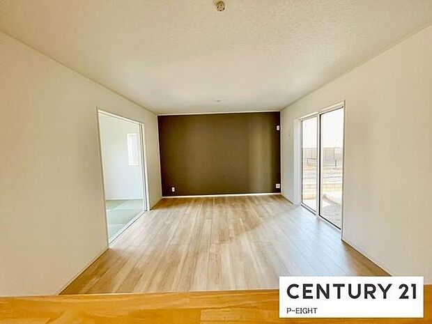 大きな窓から日光が差し込む明るいリビングです！