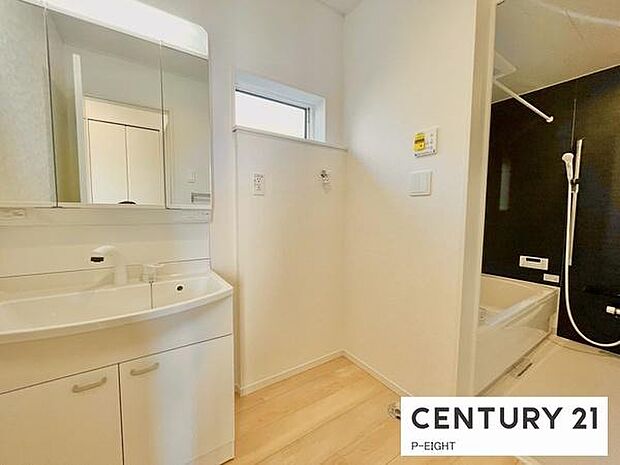 明るい洗面台で身支度ができます！洗濯機を置くスペースもあります！