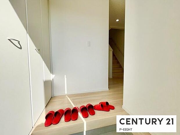 白を基調とした明るい玄関です！