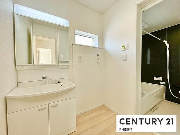 明るい洗面台で身支度ができます！洗濯機を置くスペースもあります！