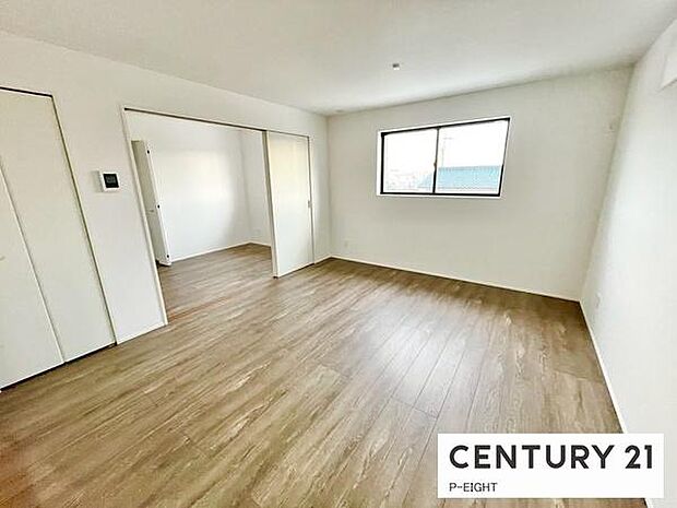 大きな窓から日光が差し込む明るいリビングです！