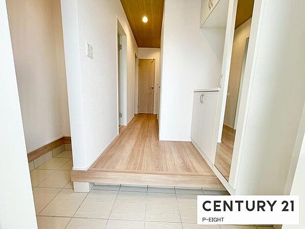 白を基調とした明るい玄関です！