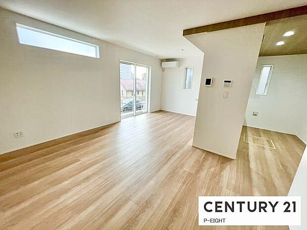 大きな窓から日光が差し込む明るいリビングです！