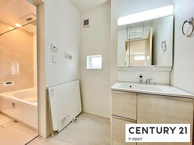 明るい洗面台で身支度ができます！洗濯機を置くスペースもあります！