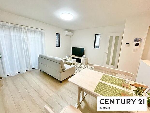 大きな窓から日光が差し込む明るいリビングです！