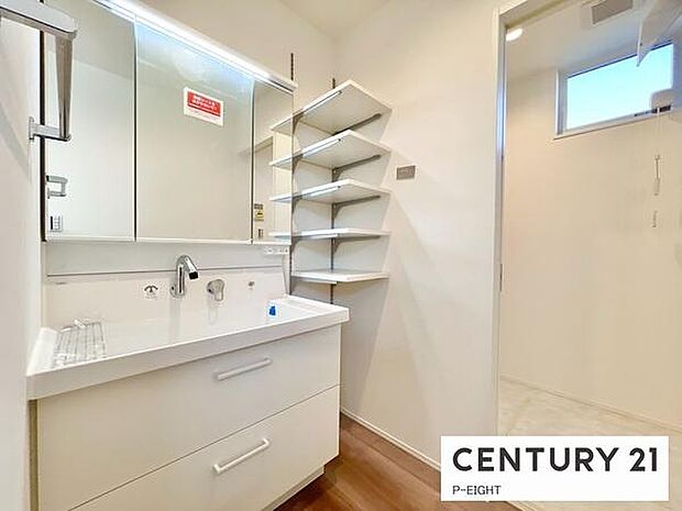 明るい洗面台で身支度ができます！