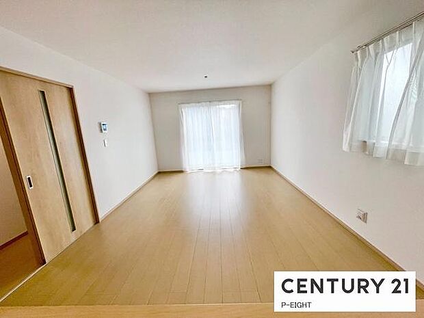 大きな窓から日光が差し込む明るいリビングです！