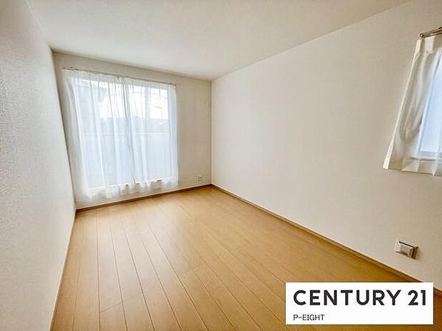 バルコニーに面している明るい洋室です！