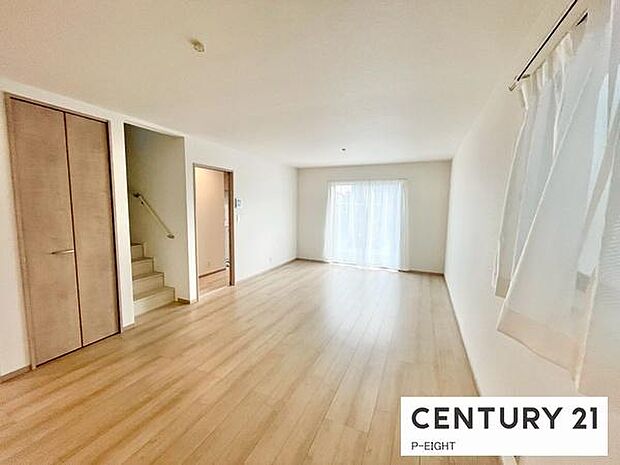 大きな窓から日光が差し込む明るいリビングです!