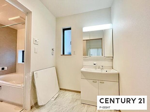 明るい洗面台で身支度ができます!