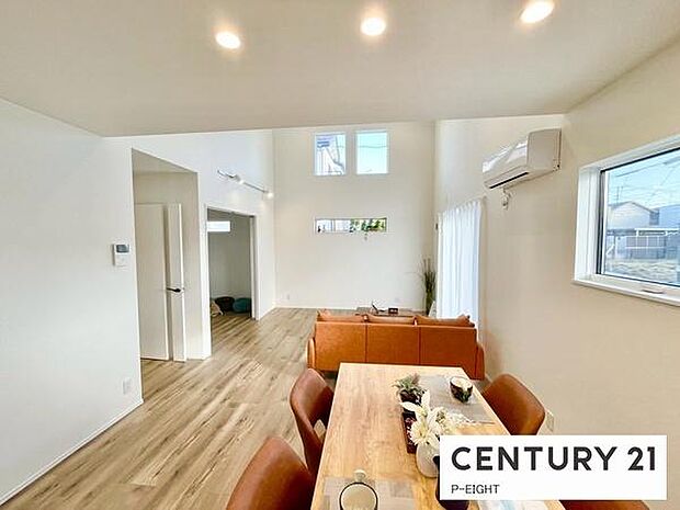 大きな窓から日光が差し込む明るいリビングです！