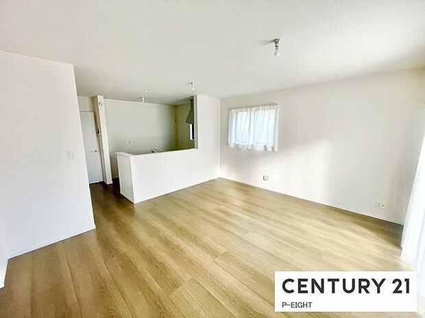 大きな窓から日光が差し込む明るいリビングです！