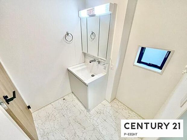 明るい洗面台で身支度ができます！洗濯機を置くスペースもあります！