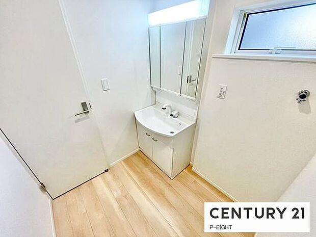 明るい洗面台で身支度ができます！