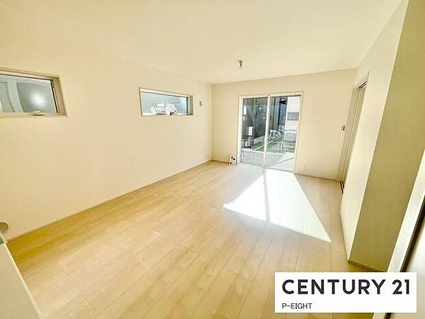 大きな窓から日光が差し込む明るいリビングです！