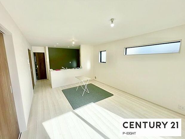 大きな窓から日光が差し込む明るいリビングです！