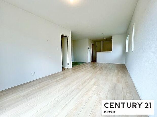 大きな窓から日光が差し込む明るいリビングです!