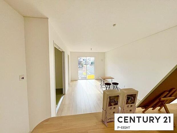 大きな窓から日光が差し込む明るいリビングです！