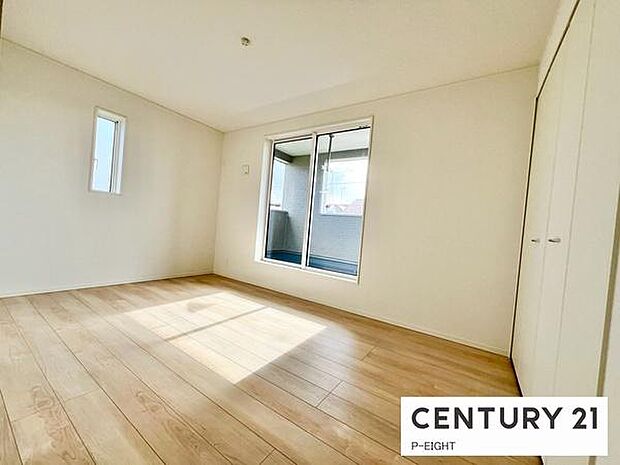 バルコニーに面している明るい洋室です!