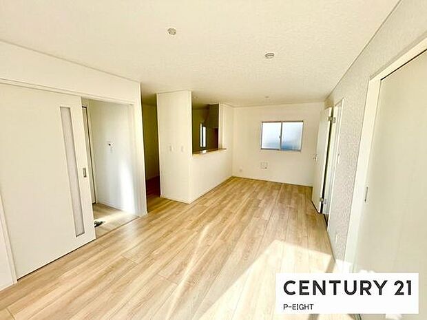 大きな窓から日光が差し込む明るいリビングです！