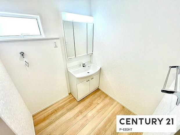 明るい洗面台で身支度ができます！