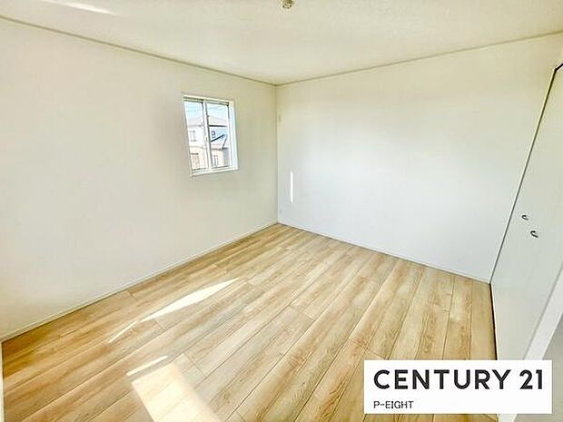 バルコニーに面している明るい洋室です！