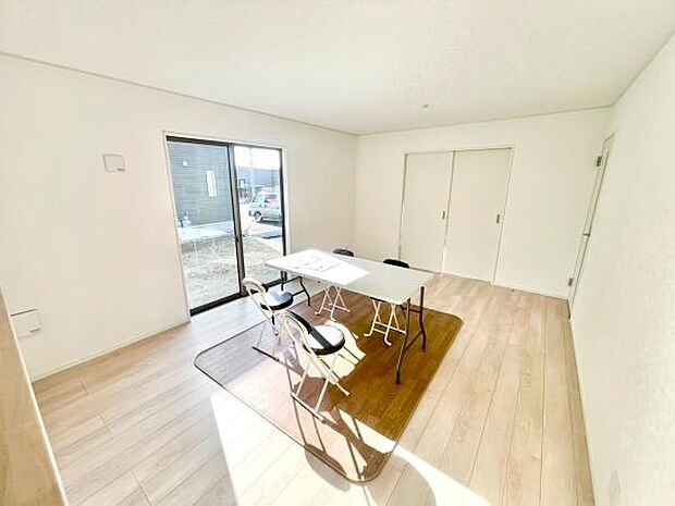 大きな窓から日光が差し込む明るいリビングです!