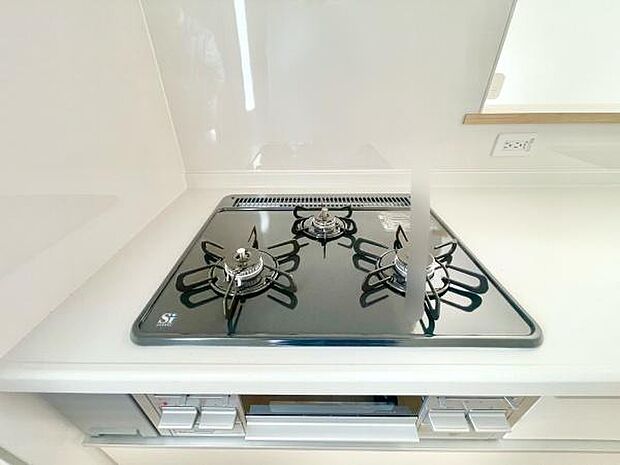 三口コンロで料理もはかどりますね!グリルもあります!