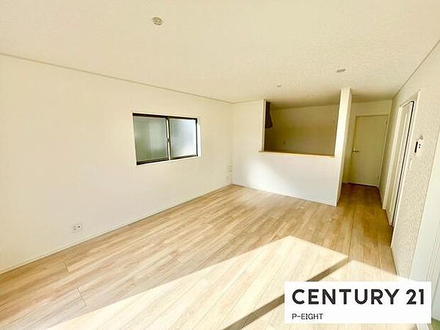 大きな窓から日光が差し込む明るいリビングです!