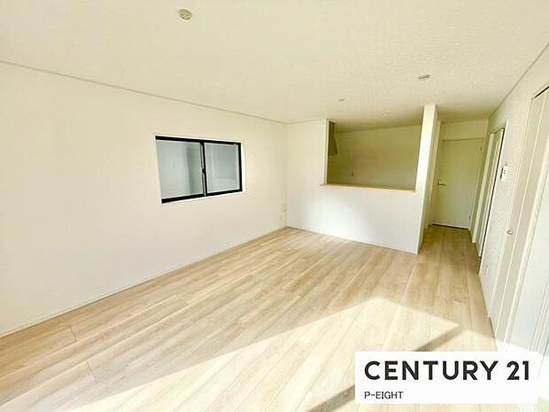 大きな窓から日光が差し込む明るいリビングです!