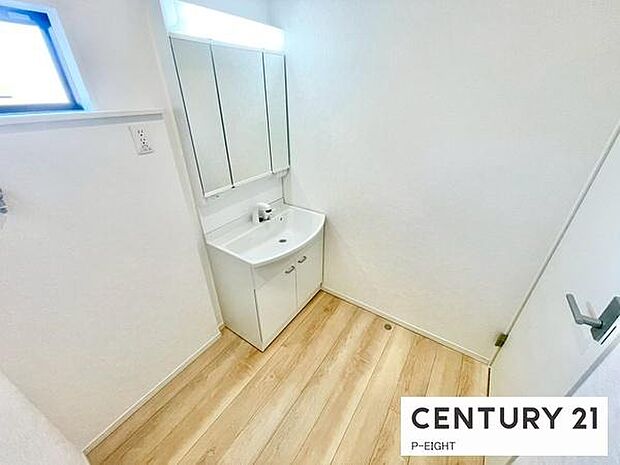 明るい洗面台で身支度ができます!