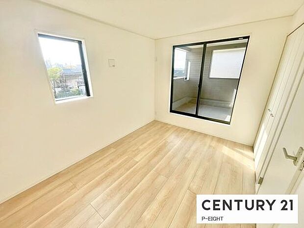 バルコニーに面している明るい洋室です!