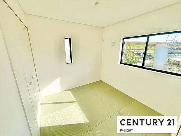 リビング横には使い勝手の良い和室があります!