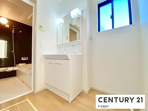 明るい洗面台で身支度ができます！