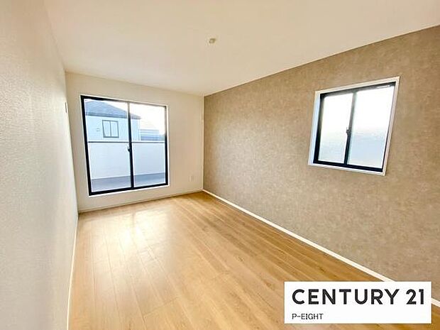 バルコニーに面している明るい洋室です！