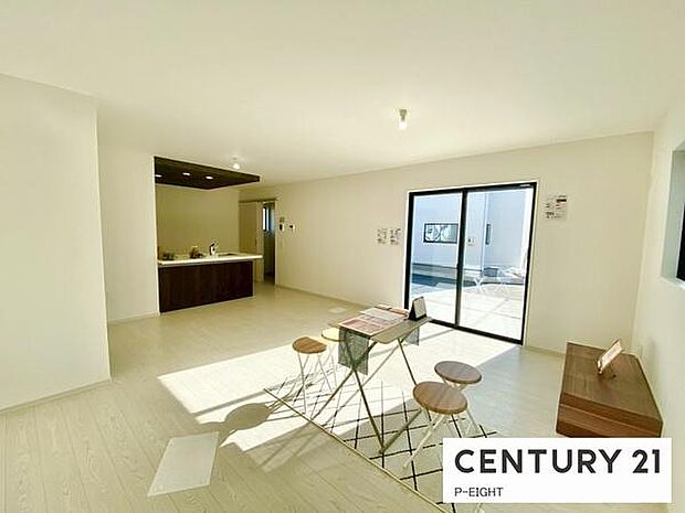 大きな窓から日光が差し込む明るいリビングです！