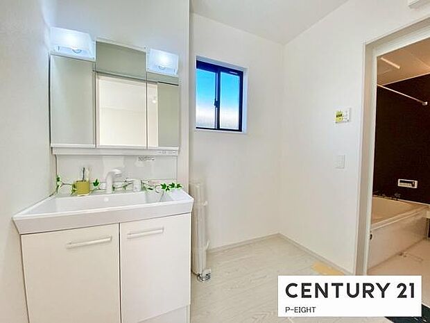 明るい洗面台で身支度ができます！