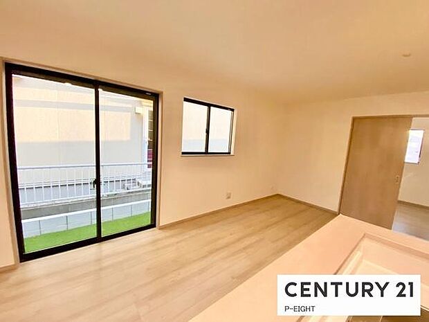 大きな窓から日光が差し込む明るいリビングです！