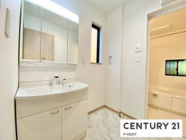 明るい洗面台で身支度ができます！