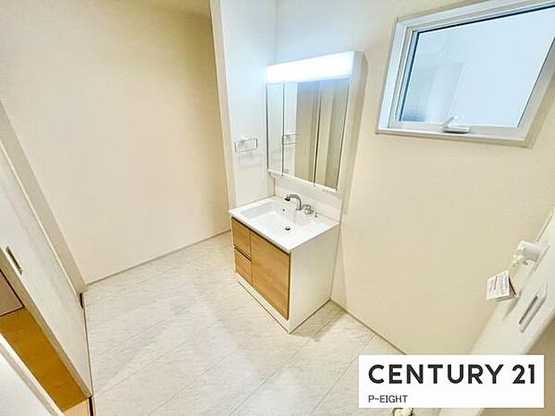 明るい洗面台で身支度ができます！