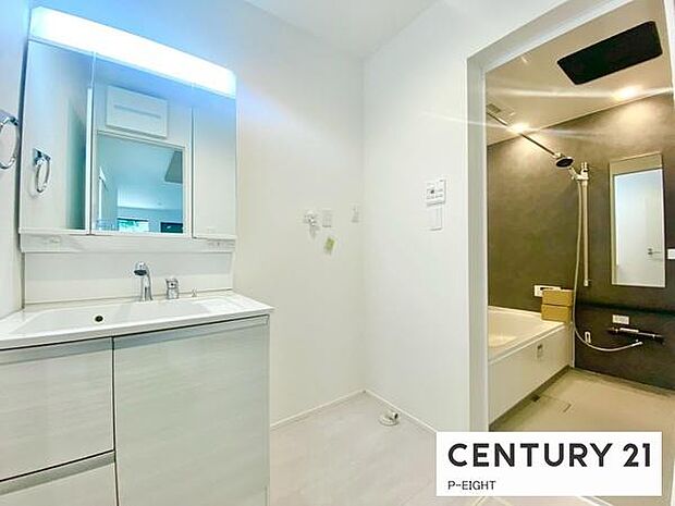 明るい洗面台で身支度ができます！